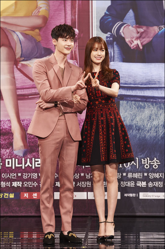 배우 이종석과 한효주가 MBC 새 수목극 'W-두 개의 세계'(이하 W)에서 로맨스 호흡을 선보인다.ⓒMBC
