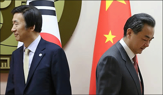 윤병세 외교부 장관(왼쪽)과 왕이 중국 외교부장이 지난해 3월 서울 도렴동 외교부에서 열린 한중외교장관 회담에서 인사를 나누고 각자 자리로 향하고 있는 모습.(자료사진) ⓒ연합뉴스