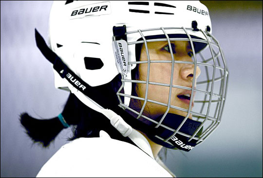 수애 주연의 영화 '국가대표2'는 동계 올림픽 유치를 위해 급조된 한국 최초 여자 아이스하키 국가대표팀의 가슴 뛰는 도전을 그린다.ⓒ메가박스(주)플러스엠