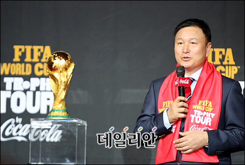 허정무 감독은 논란 속에서도 한국을 2010 남아공월드컵 16강에 올려놓으며 지도력에 대한 물음표를 지웠다. ⓒ 데일리안DB