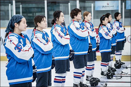수애 오연서 오달수 주연의 영화 '국가대표2'는 동계 올림픽 유치를 위해 급조된 한국 최초 여자 아이스하키 국가대표팀의 가슴 뛰는 도전을 그린다.ⓒ메가박스(주)플러스엠