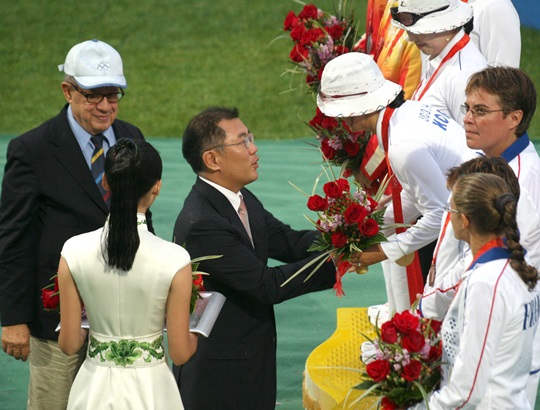정의선 현대자동차 부회장이 2008 베이징 올림픽에서 금메달을 획득한 선수를 격려하고 있다.ⓒ현대자동차