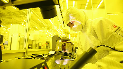 중국 시안의 삼성전자 반도체 공장 생산라인에서 한 직원이 작업을 하고 있다.ⓒ연합뉴스