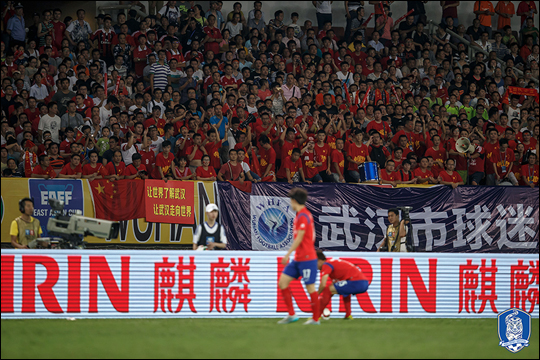 한국과의 경기를 지켜보고 있는 중국 관중들. ⓒ 대한축구협회