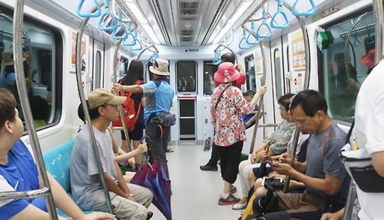 30일 전면 개통한 인천지하철 2호선 전동차에서 탑승한 승객들이 내부를 둘러보고 있다.(자료사진) ⓒ연합뉴스