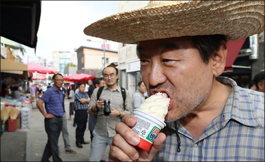 새누리당 김무성 전 대표가 3일 오후 광주 광산구 1913송정시장에서 아이스크림을 먹고 있다.ⓒ연합뉴스