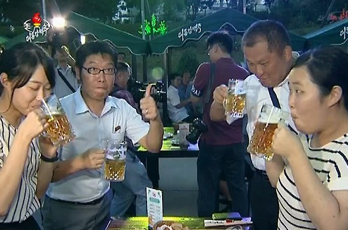 북한은 자신들이 개최하고 있는 대동강 맥주 축제가 "대북 고립압살 책동을 짓부수고 강국을 건설해 나가는 주민들의 행복한 생활모습을 보여주고 있다"고 선전했다. ⓒ연합뉴스