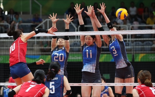 김연경을 앞세운 한국은 조별리그에서 일본을 꺾고 조 3위를 차지하며 8강 대진에서 유리한 위치에 올라섰다. ⓒ 연합뉴스