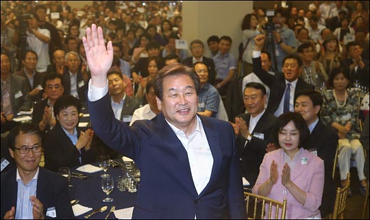 김무성 새누리당 전 대표가 지난 7월 14일 오후 서울 당산동 그랜드 컨벤션센터에서 열린 7.14 전당대회 2주년 만찬에서 지지자들에게 손을 흔들며 인사하고 있다. ⓒ데일리안 홍효식 기자