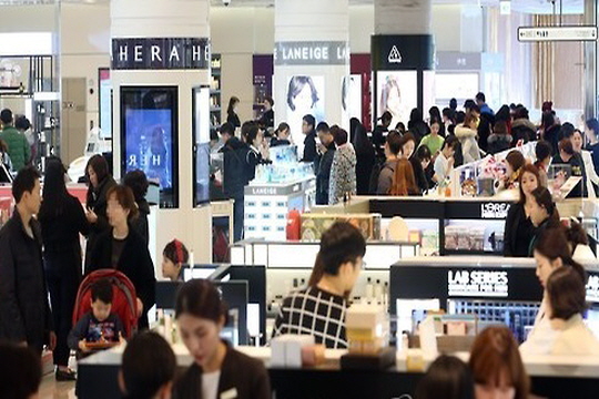 관광객들이 지난 1월 서울 송파구 롯데면세점 월드타워점에서 쇼핑을 즐기고 있다. 이곳은 지난해 특허 발급 실패로 현재는 폐쇄된 상태다. ⓒ연합뉴스