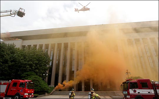 24일 국회 도서관에서 열린 2016 을지연습 테러 및 재난대응 종합훈련에서 소방대원들이 화재진압 훈련을 하고 있다. ⓒ데일리안 박항구 기자
