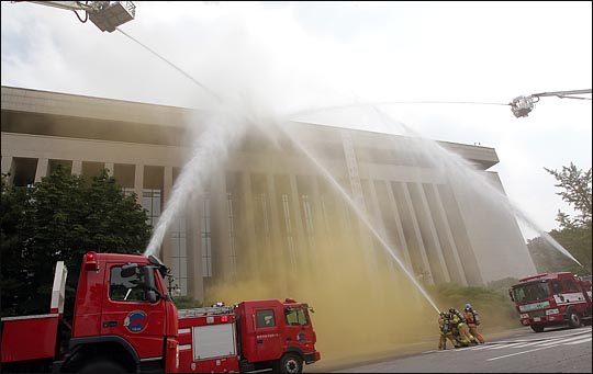 24일 국회 도서관에서 열린 2016 을지연습 테러 및 재난대응 종합훈련에서 소방대원들이 화재진압 훈련을 하고 있다. ⓒ데일리안 박항구 기자