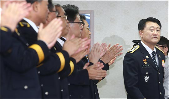 이철성 신임 경찰청장이 24일 오후 서울 서대문구 경찰청에서 열린 취임식에서 박수를 받으며 입장하고 있다. ⓒ데일리안 홍효식 기자