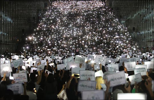 8월 10일 저녁 서울 서대문구 대현동 이화여대에서 재학생 및 졸업생들이 최경희 총장의 사퇴를 촉구하며 학내에서 행진 및 대규모 시위를 벌이고 있다. ⓒ데일리안
