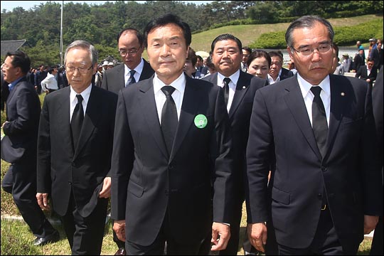 손학규 전 더불어민주당 상임고문이 제36주년 5·18민주화운동 기념식이 열린 18일 오전 광주시 북구 국립5·18민주묘지를 둘러보고 있다. ⓒ데일리안 홍효식 기자