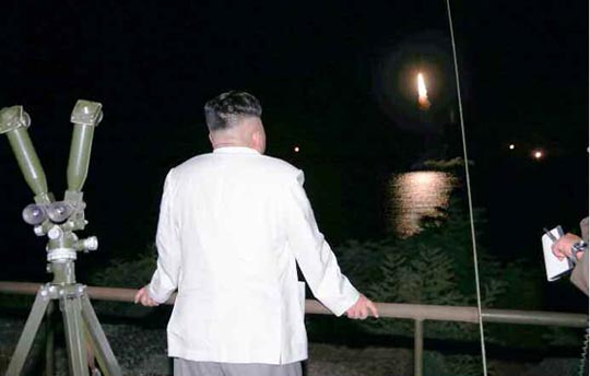 북한은 25일 김정은 노동당 위원장이 참관한 잠수함발사탄도미사일(SLBM) 시험발사 장면이 담긴 사진을 공개하며 미사일 개발 '성공'을 대대적으로 선전했다. 사진은 SLBM 발사를 바라보고 있는 김정은 노동당 위원장. 노동신문캡처