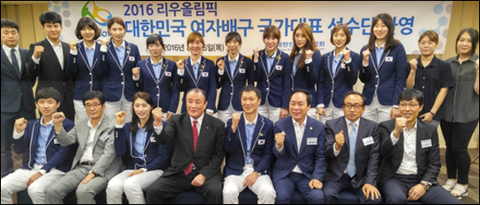 여자배구 대표팀이 25일 오후 서울 강남의 한 중국집에서 대한배구협회와 회식에 앞서 파이팅을 외치고 있다. ⓒ 연합뉴스