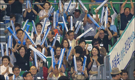27일 오후 서울 송파구 올림픽체조경기장에서 열린 더불어민주당 제2차 정기전국대의원대회에서 지지자들이 환호하고 있다. ⓒ데일리안 홍효식 기자