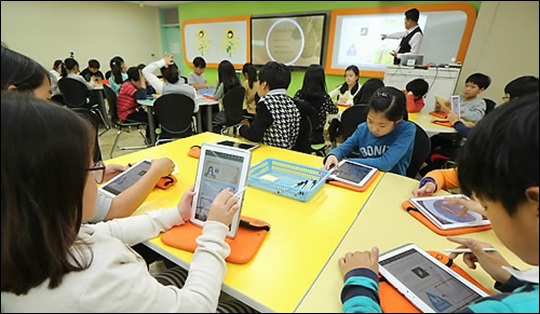 29일 오후 서울 동작구 신대방동 보라매초등학교에서 태블릿PC 등을 이용한 4학년 사회 과목 스마트교육 공개수업이 진행되는 장면 ⓒ연합뉴스 