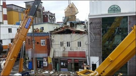 28일 오전 경남 진주시 장대동에 위치한 3층 건물의 지붕이 붕괴된 장면 ⓒ연합뉴스