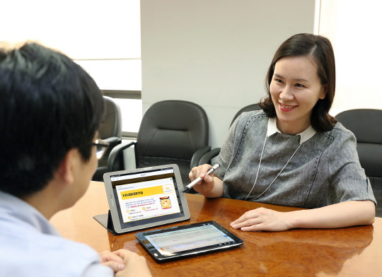 KB국민은행의 태블릿브랜치에서 고객이 태블릿PC를 활용해 상담을 받고 있다. ⓒKB국민은행