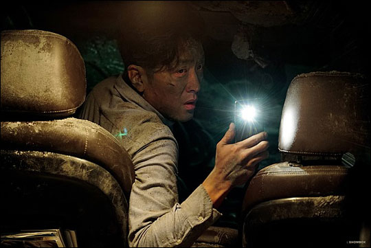 '터널'은 여름 사나이 하정우와 '끝까지 간다'(2014)를 만든 김성훈 감독이 만난 작품이다.ⓒ쇼박스 