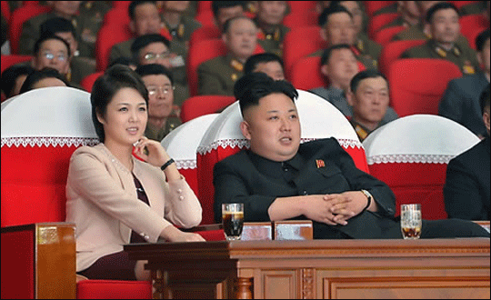 북한 여성들이 김정은 북한 노동당 위원장의 부인 리설주의 자유로운 패션스타일에 영향을 받아 세련된 옷차림을 추구하고 있는 것으로 전해졌다.(자료사진) ⓒ연합뉴스