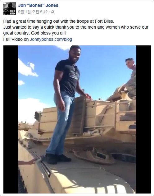 미군 탱크에 탑승한 존 존스. 존 존스 페이스북 캡처