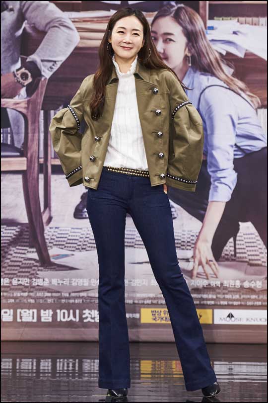 MBC 새 월화극 '캐리어를 끄는 여자'에 출연하는 최지우는 "복합적인 캐릭터에 끌렸다"고 밝혔다.ⓒMBC