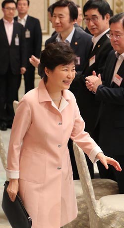 박근혜 대통령이 24일 오후 청와대에서 열린 2016년 장·차관 워크숍에 참석하고 있다.ⓒ연합뉴스