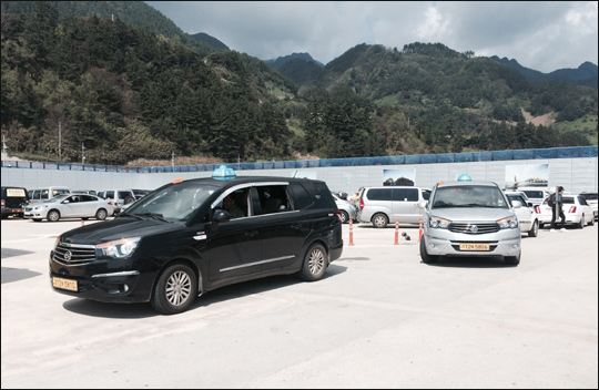 코란도 투리스모 택시들이 23일 울릉도 사동항에서 손님을 기다리고 있다.ⓒ데일리안 박영국 기자