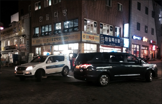 렉스턴W(왼쪽)와 코란도 투리스모 택시가 23일 저녁 울릉도 시내를 운행하고 있다.ⓒ데일리안 박영국 기자