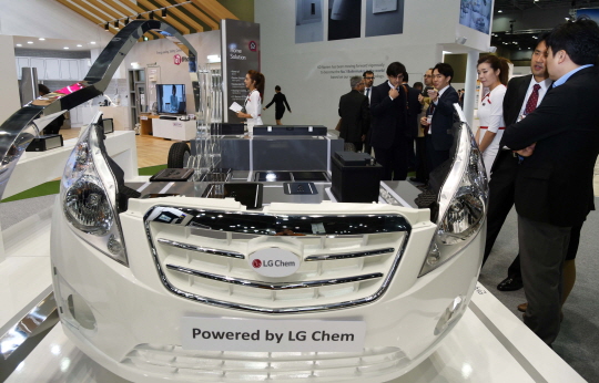 LG화학 전기차용 배터리가 탑재된 자동차 모형.ⓒLG  
