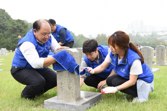 노재봉 효성나눔봉사단장(맨 왼쪽)이 28일 서울 동작구 국립서울현충원을 방문해 9묘역에서 직원들과 함께 묘역정화활동을 하며 구슬땀을 흘리고 있다.ⓒ효성