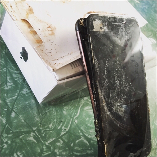 미국 소셜네트워크서비스(SNS) 레딧 사용자 'kroopthesnoop'가 지난 27일(현지시각) 아이폰7이 폭발해 파손된 사진을 게시했다. ⓒ레딧 사용자 게시물 캡처