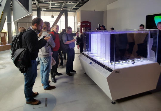 폴란드 바르샤바 소재 코페르니쿠스과학센터를 방문한 관람객들이 전시된 삼성전자 퀀텀닷TV 기술을 살펴보고 있다.ⓒ삼성전자