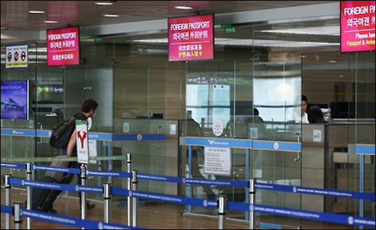 인천공항에서 30대 중국인 남성이 등산용 칼을 들고 소란을 피웠다가 제압됐다. (자료사진)ⓒ연합뉴스