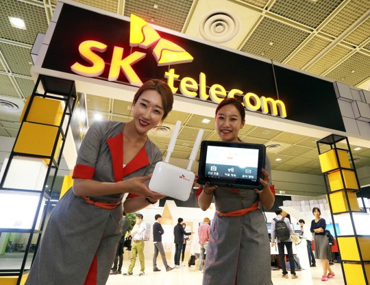SK텔레콤 모델들이 지난 12일 서울 삼성동 코엑스에서 개최된 사물인터넷 국제전시회에서 인빌딩용 로라(LoRa) 기지국 장비를 SK텔레콤 잔시관 앞에서 선보이고 있다.ⓒSK텔레콤
