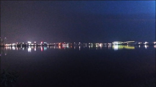 엑스포타워에서 바라 본 속초항의 야경은 바다에 떠 있는 것 같은 환상적인 모습이다.ⓒ조남대