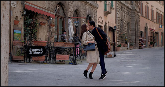 영화 '두 번째 스물'은 이탈리아를 배경으로 운명적인 재회를 한 두 남녀의 이야기를 담았다.ⓒ리틀빅픽처스