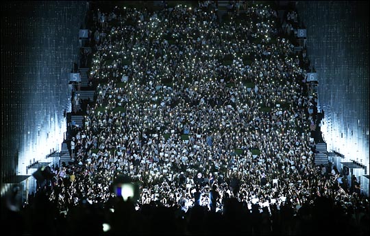 지난 8월 10일 저녁 서울 서대문구 대현동 이화여대에서 재학생 및 졸업생들이 최경희 총장의 사퇴를 촉구하며 학내에서 행진 및 대규모 시위를 벌였다. ⓒ데일리안 홍효식 기자
