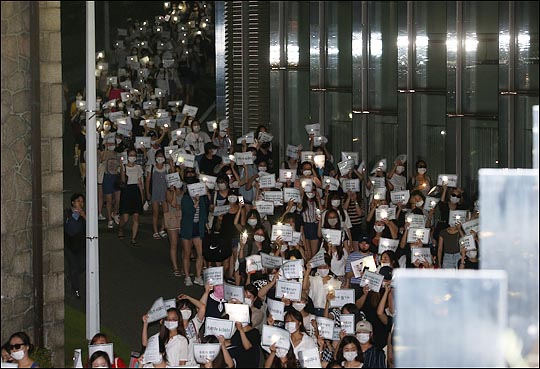 지난 8월 10일 저녁 서울 서대문구 대현동 이화여대에서 재학생 및 졸업생들이 최경희 총장의 사퇴를 촉구하며 학내에서 행진 및 대규모 시위를 벌였다. ⓒ데일리안 홍효식 기자