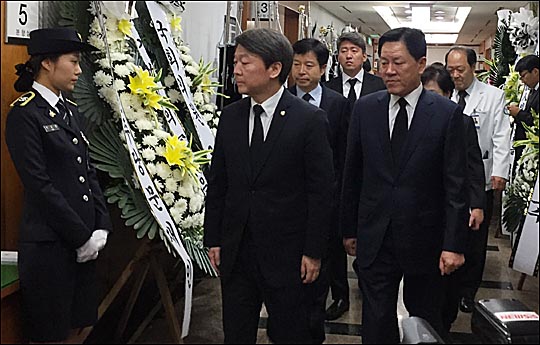21일 오전 안철수 국민의당 전 대표가 오패산 총격 사건으로 사망한 김창호 경감의 빈소를 찾아 유가족을 위로하고 제도 정비를 약속했다.ⓒ데일리안