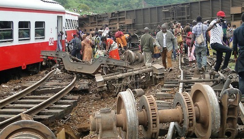 21일(현지시간) 카메룬 에세가 지역에서 기차가 탈선해 승객들이 대피하고 있다. 이 사고로 최소 53명이 숨졌고 300명 가량이 다쳤다.ⓒ연합뉴스