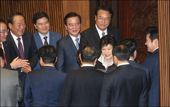 박근혜 대통령이 24일 오전 국회 본회의장에서 2017년도 예산안 시정연설을 마친 뒤 새누리당 의원들과 인사하며 퇴장하고 있다. ⓒ데일리안 홍효식 기자