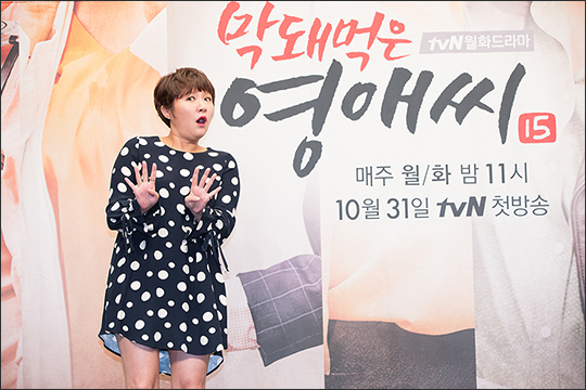 tvN 드라마 '막돼먹은 영애씨 시즌 15' 제작보고회에서 배우 김현숙이 포토타임을 갖고 있다. ⓒ CJ E&M