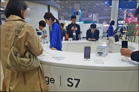 26일 서울 삼성동 코엑스에서 개최된 ‘KES2016(한국전자산업대전)’에서 삼성전자가 마련한 ‘갤럭시S7' 체험부스. 관람객들이 갤럭시S7 제품을 살펴보며 관심을 보이고 있다. ⓒ데일리안 이배운 기자