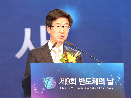 박성욱 한국반도체산업협회장이 27일 서울 삼성동 코엑스인터컨티넨탈호텔에서 개최된 '제 9회 반도체의 날 기념식'에서 환영사를 하고 있다.ⓒ한국반도체산업협회