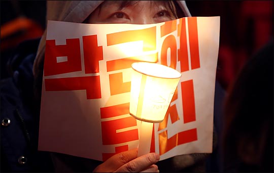 29일 저녁 서울 청계광장에서 열린 ‘모이자! 분노하자! #내려와라 박근혜’시민 촛불집회에서 분노한 시민들이 촛불과 피켓을 들고 박근혜 대통령이 퇴진을 요구하는 구호를 외치고 있다.  ⓒ데일리안 박항구 기자