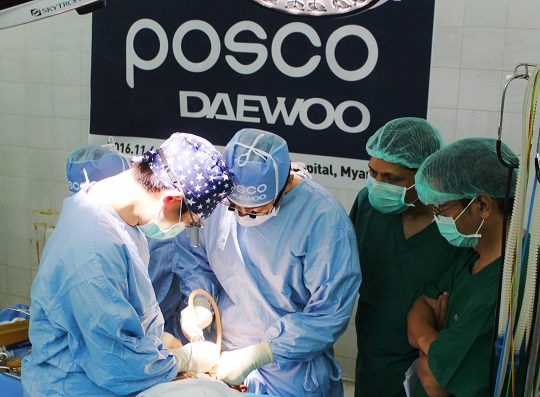 분당서울대병원 의료진이 미얀마 양곤 종합병원에서 포스코대우가 지난 7일부터 오는 11일까지 실시하는 안면기형 어린이를 위한 의료봉사를 실시하고 있다.ⓒ포스코대우